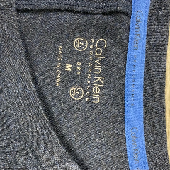 ✨4🛒 $20 ✨ Calvin Klein Navy Logo Tee M Performance shirt top front logo graphic - Picture 8 of 9